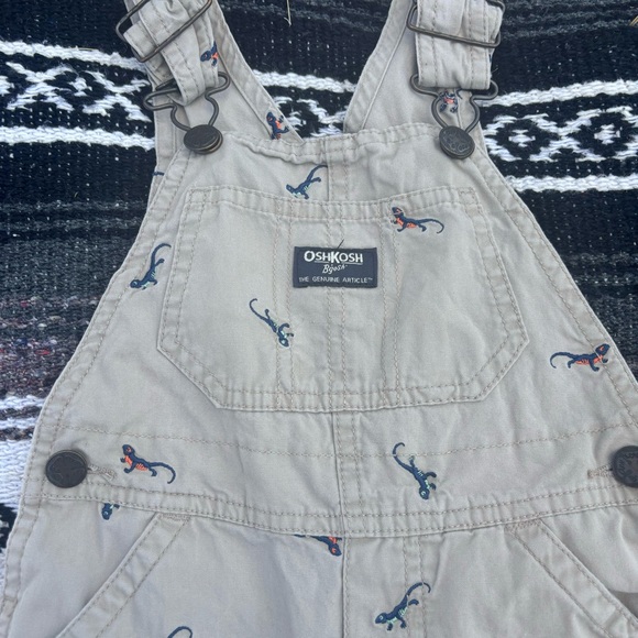 OSH KOSH BGOSH KHAKI EMBROIDERED LIZARD OVERALLS SIZE 2T ADORABLE - Picture 4 of 8